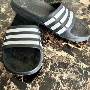 🌟EUC🌟Adidas Sandals Youth Size 6 🌟
